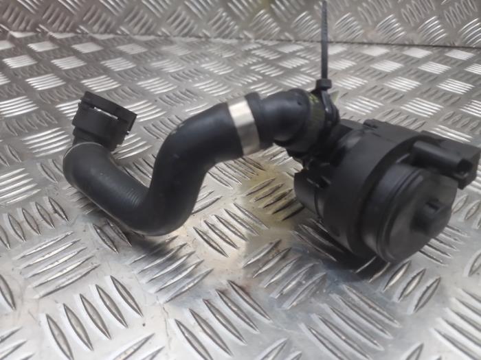 Begagnade Extra vattenpump BMW 1 serie (F20) M140i 3.0 24V Van Pris € 30,00 Marginaltabell erbjuds av autodemontage denollen