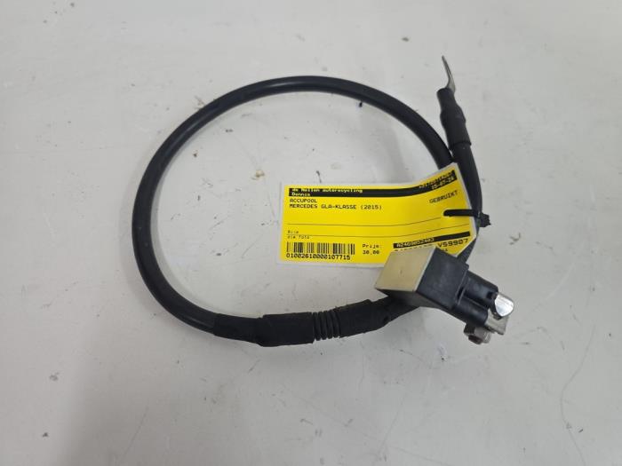 Używane Biegun akumulator Mercedes GLA (156.9) 1.6 180 16V Cena € 30,00 Procedura marży oferowane przez autodemontage denollen