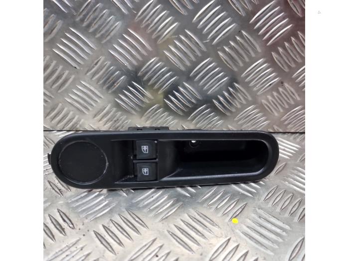 Usados Interruptor de ventanilla eléctrica Renault Twingo III (AH) 1.0 SCe 70 12V Precio € 35,00 Norma de margen ofrecido por autodemontage denollen
