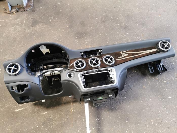 Używane Panel Mercedes GLA (156.9) 1.6 180 16V Cena € 675,00 Procedura marży oferowane przez autodemontage denollen
