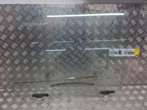 Usados Ventanilla de puerta de 4 puertas izquierda detrás Renault Scénic III (JZ) 1.4 16V TCe 130 Precio € 50,00 Norma de margen ofrecido por de Nollen autorecycling