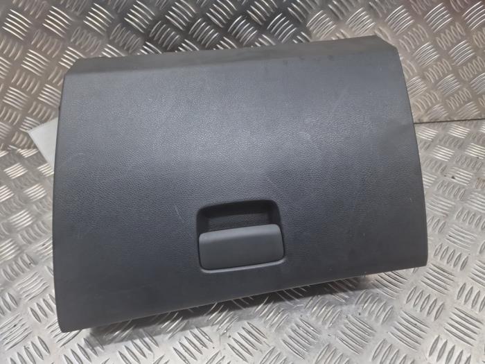 Begagnade Handskfack Mercedes GLA (156.9) 1.6 180 16V Pris € 75,00 Marginaltabell erbjuds av autodemontage denollen