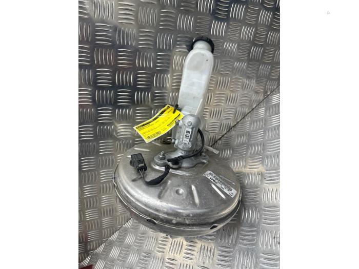 Usagé Servo frein Mercedes GLA (156.9) 1.6 180 16V Prix € 100,00 Règlement à la marge proposé par autodemontage denollen