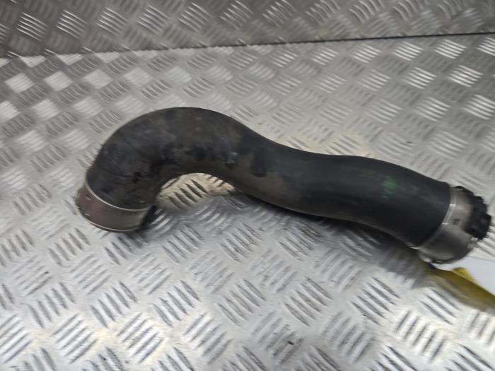Intercooler Rohr van een Mercedes-Benz GLA (156.9) 1.6 180 16V 2015