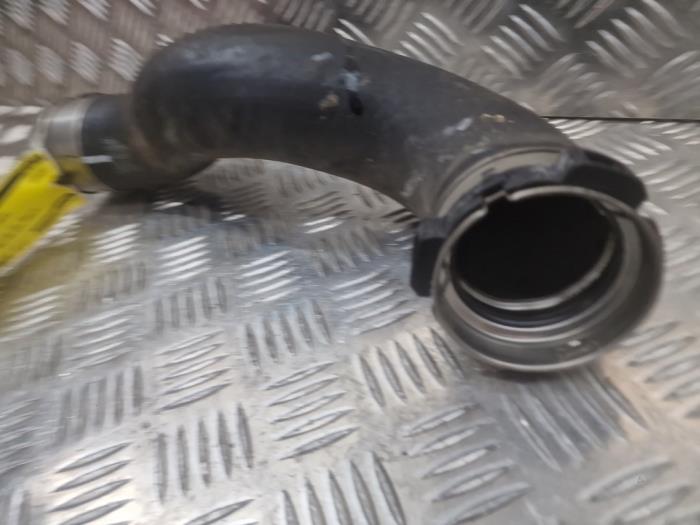 Intercooler Rohr van een Mercedes-Benz GLA (156.9) 1.6 180 16V 2015