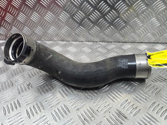 Intercooler Rohr van een Mercedes-Benz GLA (156.9) 1.6 180 16V 2015