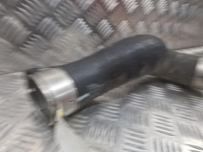 Intercooler Rohr van een Mercedes-Benz GLA (156.9) 1.6 180 16V 2015