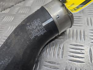 Intercooler Rohr van een Mercedes-Benz GLA (156.9) 1.6 180 16V 2015