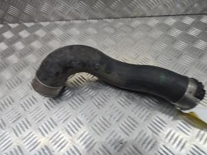 Intercooler Rohr van een Mercedes-Benz GLA (156.9) 1.6 180 16V 2015