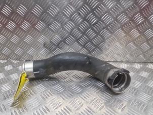 Intercooler Rohr van een Mercedes-Benz GLA (156.9) 1.6 180 16V 2015