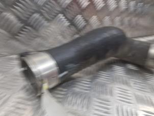 Intercooler Rohr van een Mercedes-Benz GLA (156.9) 1.6 180 16V 2015
