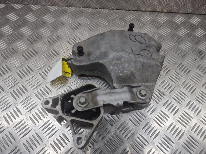 Used Engine mount Mercedes GLA (156.9) 1.6 180 16V Price € 50,00 Margin scheme offered by autodemontage denollen