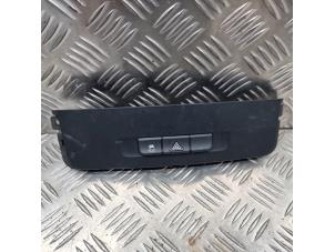 Usados Interruptor de luz de pánico Mercedes Vito (447.6) 2.2 114 CDI 16V Precio € 50,00 Norma de margen ofrecido por de Nollen autorecycling