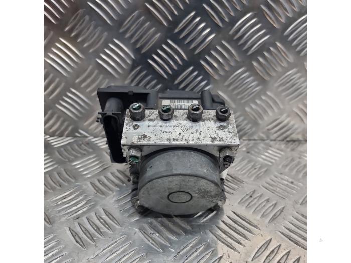 Używane Pompa ABS Renault Clio III (BR/CR) 1.4 16V Cena € 62,00 Procedura marży oferowane przez autodemontage denollen