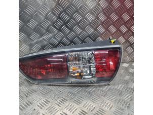 Begagnade Baklykta, vänster Daihatsu Sirion 2 (M3) 1.3 16V DVVT Pris € 30,00 Marginaltabell erbjuds av de Nollen autorecycling