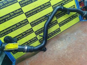 Intercooler Rohr van een Volkswagen Touareg (7LA/7L6) 3.0 TDI V6 24V 2008