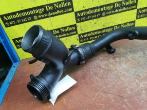Intercooler Rohr van een Volkswagen Touareg (7LA/7L6) 3.0 TDI V6 24V 2008