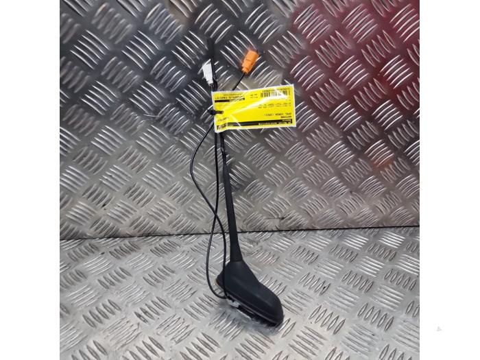 Używane Antena Opel Corsa F (UB/UH/UP) 1.2 12V 75 Cena € 29,95 Procedura marży oferowane przez autodemontage denollen