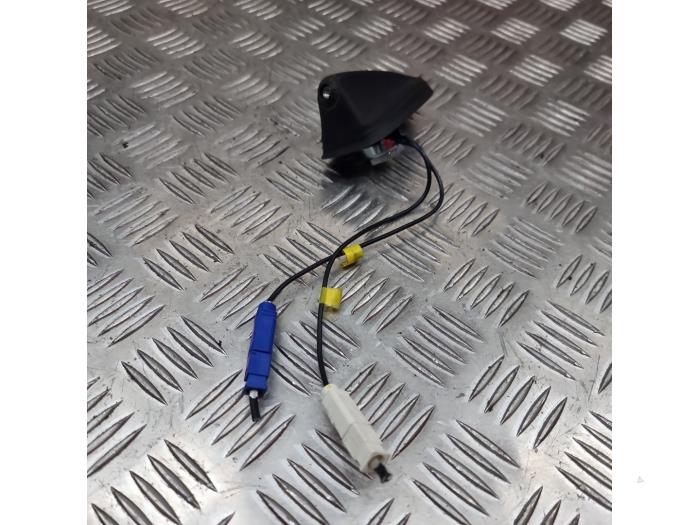 Używane Antena Peugeot Expert (V1/VA/VB/VE/VF/VT/VY) 1.6 Blue HDi 95 16V Cena € 36,30 Z VAT oferowane przez autodemontage denollen