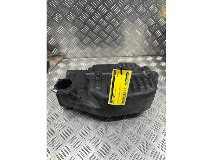 Begagnade Luftfilterhus Peugeot 208 I (CA/CC/CK/CL) 1.0 Vti 12V PureTech Pris € 30,00 Marginaltabell erbjuds av autodemontage denollen