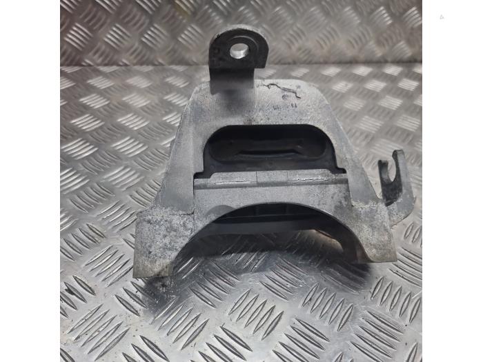 Support moteur d'un Opel Astra J (PC6/PD6/PE6/PF6) 2.0 CDTI 16V 160 Ecotec 2015