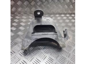 Support moteur d'un Opel Astra J (PC6/PD6/PE6/PF6) 2.0 CDTI 16V 160 Ecotec 2015