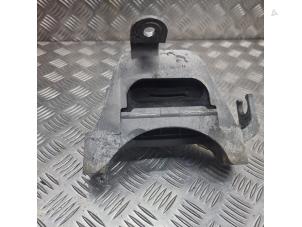 Support moteur d'un Opel Astra J (PC6/PD6/PE6/PF6) 2.0 CDTI 16V 160 Ecotec 2015