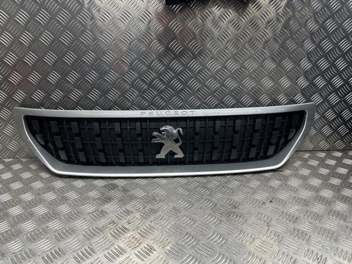 Używane Grill Peugeot Expert (V1/VA/VB/VE/VF/VT/VY) 1.6 Blue HDi 95 16V Cena € 151,25 Z VAT oferowane przez autodemontage denollen