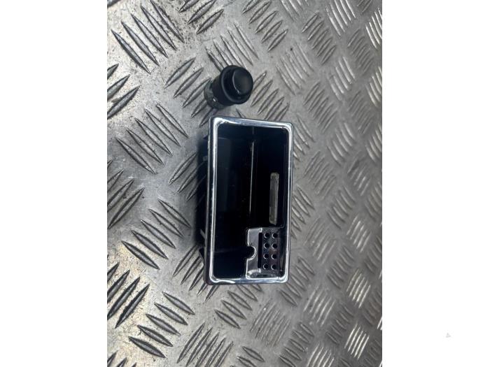Begagnade Askkopp, bak Mercedes CL (216) 5.5 CL-550 V8 32V Pris € 20,00 Marginaltabell erbjuds av autodemontage denollen