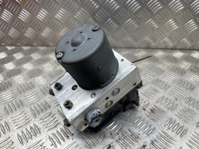 ABS-pump från en Jaguar X-type 2.1 V6 24V 2004