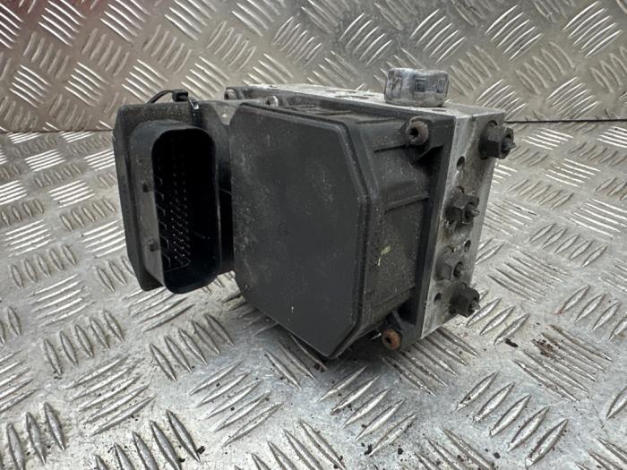 ABS-pump från en Jaguar X-type 2.1 V6 24V 2004