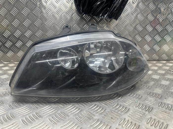 Używane Reflektor lewy Seat Ibiza III (6L1) 1.4 16V 75 Cena € 30,00 Procedura marży oferowane przez autodemontage denollen