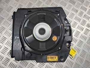 Subwoofer z BMW 7 serie (F01/02/03/04) 740d 24V 2011