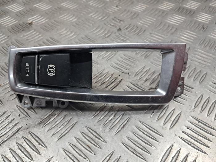 Używane Przelacznik hamulca postojowego BMW 7 serie (F01/02/03/04) 740d 24V Cena € 34,95 Procedura marży oferowane przez autodemontage denollen