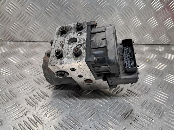 Begagnade ABS-pump Opel Zafira (F75) 1.6 16V Pris € 48,00 Marginaltabell erbjuds av autodemontage denollen