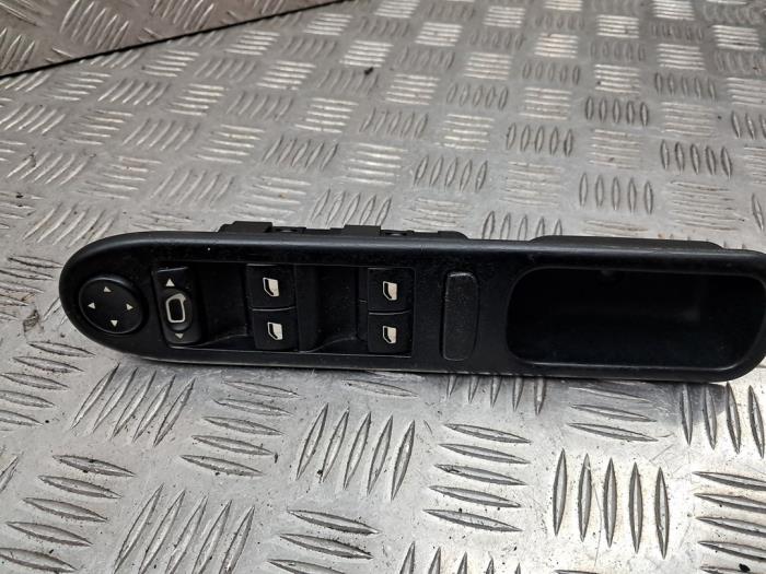 Usados Interruptor de ventanilla eléctrica Peugeot 307 (3A/C/D) 1.4 16V Precio € 45,00 Norma de margen ofrecido por autodemontage denollen
