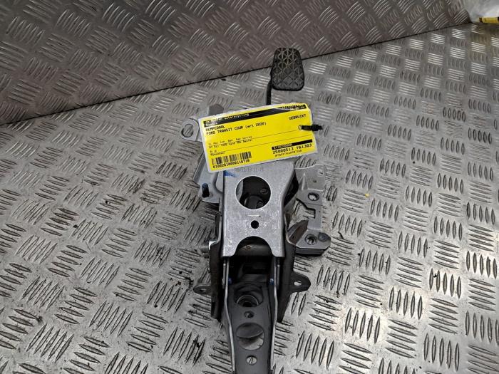 Używane Pedal hamulca Ford Transit Courier 1.5 EcoBlue Cena na żądanie oferowane przez autodemontage denollen