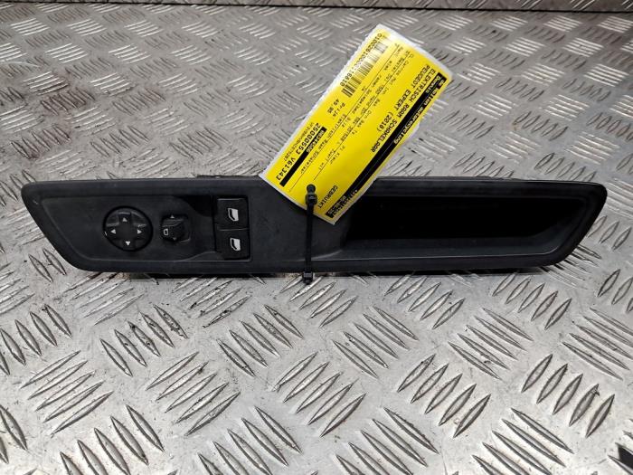 Usados Interruptor de ventanilla eléctrica Peugeot Expert (V1/VA/VB/VE/VF/VT/VY) 1.6 Blue HDi 95 16V Precio € 60,44 IVA incluido ofrecido por autodemontage denollen