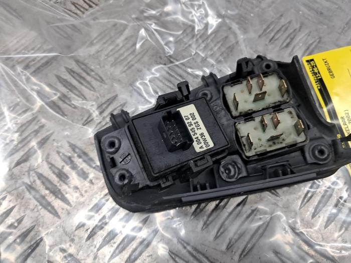 Usados Interruptor de ventanilla eléctrica Mercedes Sprinter 2t (901/902) 208 CDI 16V Precio € 30,00 Norma de margen ofrecido por autodemontage denollen