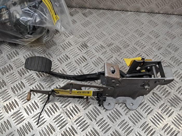 Używane Pedal hamulca Renault Kangoo Express (FW) Cena € 30,00 Procedura marży oferowane przez autodemontage denollen