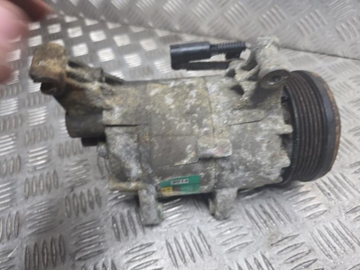 Luftkonditioneringspump från en MINI Mini One/Cooper (R50) 1.6 16V Cooper 2003