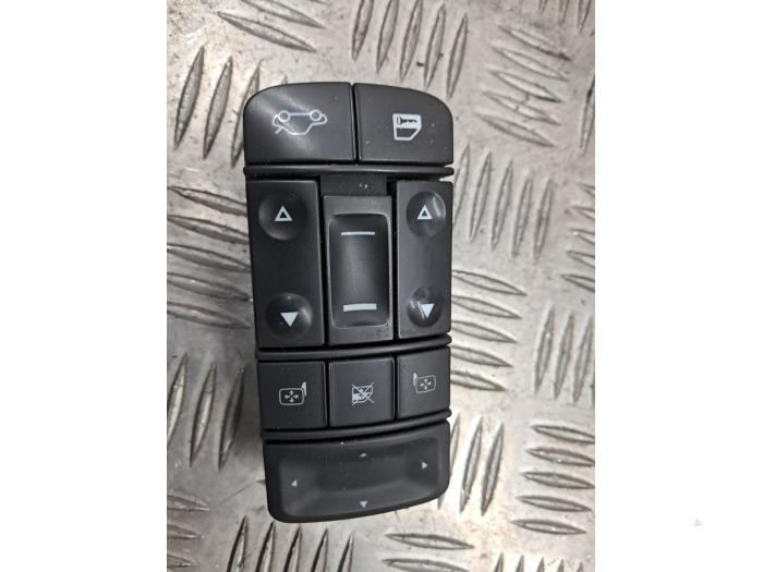 Usados Interruptor de ventanilla eléctrica Opel Vectra C GTS 3.2 V6 24V Precio € 35,00 Norma de margen ofrecido por autodemontage denollen