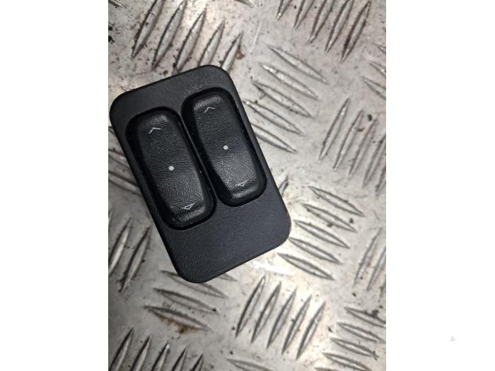 Usados Interruptor de ventanilla eléctrica Opel Zafira (F75) 1.6 16V Precio € 10,00 Norma de margen ofrecido por autodemontage denollen
