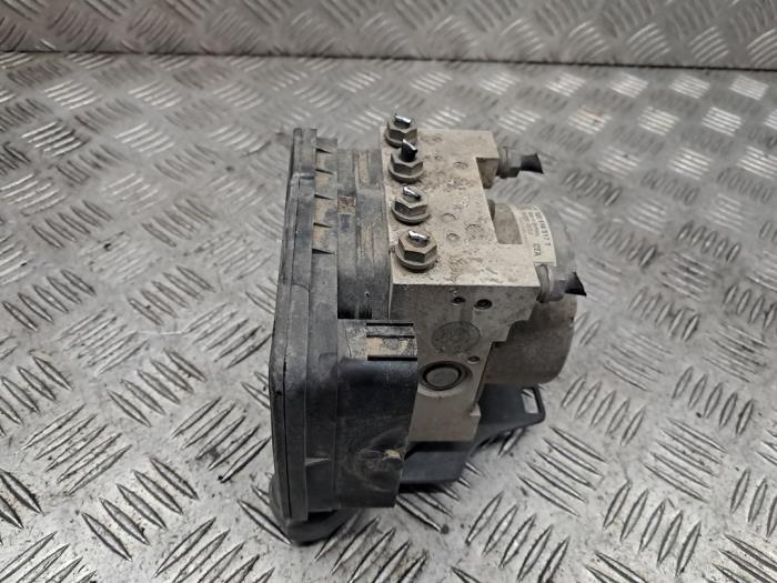Usagé Bloc ABS Volkswagen Golf VII (AUA) 1.6 TDI 16V Prix € 48,00 Règlement à la marge proposé par autodemontage denollen