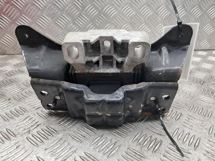 Engine mount from a Volkswagen Golf VII (AUA) 1.6 TDI 16V 2014