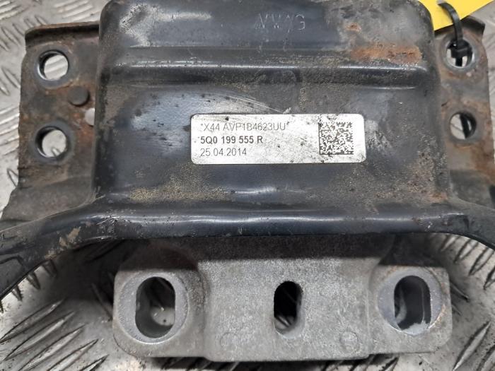 Engine mount from a Volkswagen Golf VII (AUA) 1.6 TDI 16V 2014