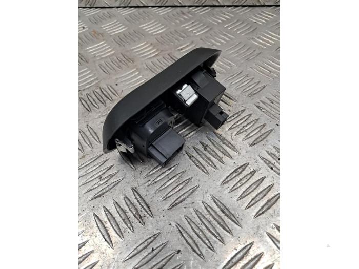 Używane Przelacznik lusterka Citroen C4 Cactus (0B/0P) 1.2 PureTech 82 12V Cena € 10,00 Procedura marży oferowane przez autodemontage denollen