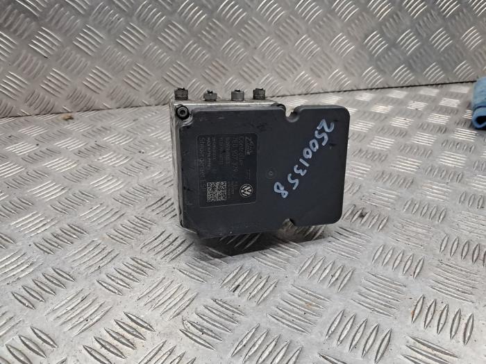 ABS Pumpe van een Volkswagen Transporter T5 2.0 TDI DRF 2013