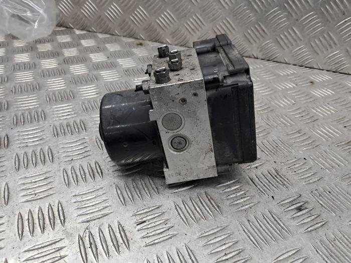 ABS Pumpe van een Volkswagen Transporter T5 2.0 TDI DRF 2013