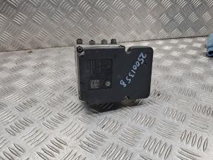 ABS Pumpe van een Volkswagen Transporter T5 2.0 TDI DRF 2013